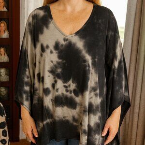 Black & White Tie-Dye Cape Sleeve Tunic | V-Neck | Flowy Fit | Size 2XL
